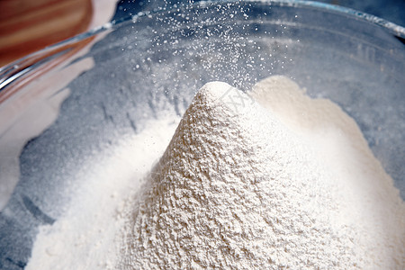 化工粉末面粉是用金属筛选成的厨房面包师营养桌子灰尘航班烘烤烹饪粉末面团背景