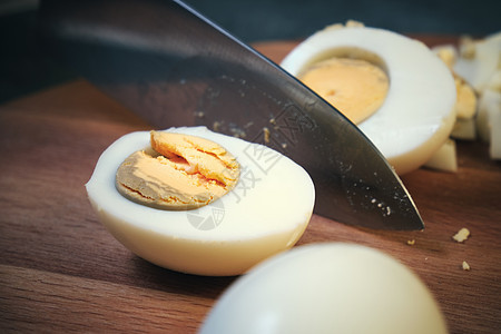 切板上的鸡蛋木头农业厨房母鸡饮食农场产品食物烹饪蛋壳图片