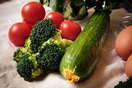 煮沙拉时桌上的新鲜蔬菜黄瓜饮食草本植物树叶食物烹饪植物花园农业节食图片