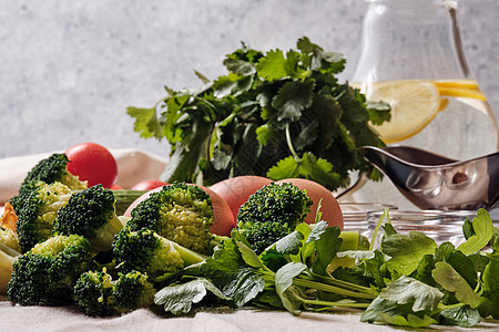 煮沙拉时桌上的新鲜蔬菜黄瓜植物学营养农业草本植物食物烹饪节食饮食花园图片