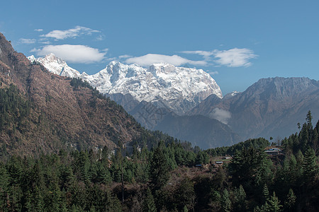 尼泊尔山脉沿安纳普尔纳环路风景农村环境丘陵天空远足山脉旅游旅行树木图片