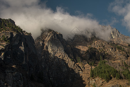 尼泊尔山脉沿安纳普尔纳环路森林旅游天空山脉风景顶峰岩石远足环境假期图片