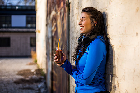 运动妇女喝汽水活力运动员训练微笑幸福奶昔排毒活动外观女士图片