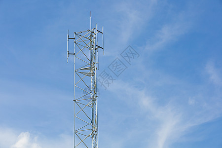 在蓝天的天线中继器电讯车站天空播送互联网电视电话海浪网络闪电图片