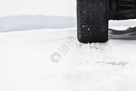 冬天有车 天气恶劣时在雪地路上搭飞机车辆安全森林冒险轮胎汽车季节风险农村冻结图片