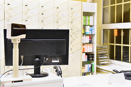 收银台  药房的电脑和显示器 药物和维生素商店的内部 用于健康和健康生活方式的药物和维生素产品店铺零售货架药剂诊所监视器药剂学柜图片