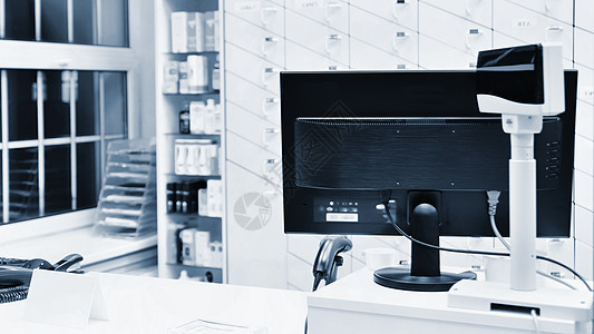 收银台  药房的电脑和显示器 药物和维生素商店的内部 用于健康和健康生活方式的药物和维生素制药疾病科学药剂零售保健架子店铺商业处图片