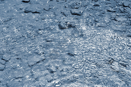 雨 与恶劣天气的美好的抽象背景 雨滴落入水中城市波纹环境涟漪蓝色水坑液体风暴反射飞溅图片