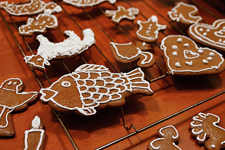 圣诞节自制的姜饼饼干 圣诞时间做烘烤时的喜好概念房子蛋糕鲤鱼雪人橙子手工雪花食物桌子庆典图片