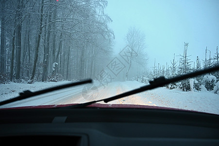 冬天开车 从司机的眼睛在雪路上的汽车内部查看 冬季驾驶安全的概念车轮危险旅行运动技术沥青镜子车辆山脉运输图片