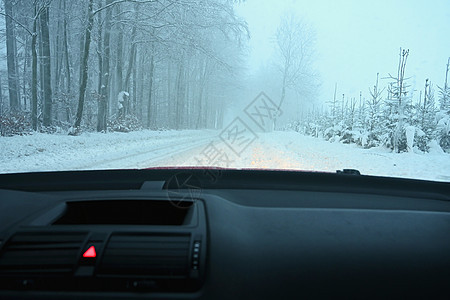 冬天开车 从司机的眼睛在雪路上的汽车内部查看 冬季驾驶安全的概念森林速度运输交通挡风玻璃车轮沥青危险旅行运动图片