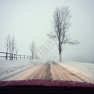 冬天开车 从司机的眼睛在雪路上的汽车内部查看 冬季驾驶安全的概念危险车辆运输车轮山脉镜子森林交通沥青挡风玻璃图片
