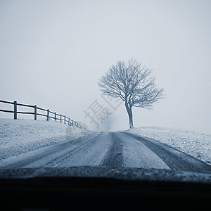 冬天开车 从司机的眼睛在雪路上的汽车内部查看 冬季驾驶安全的概念沥青旅行车辆运输天气镜子运动速度车轮技术图片