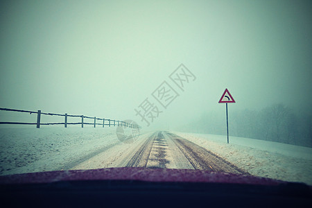 冬天开车 从司机的眼睛在雪路上的汽车内部查看 冬季驾驶安全的概念镜子运动速度车辆运输挡风玻璃森林车轮危险山脉图片