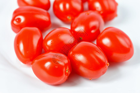 白背景孤立的樱桃西红柿堆宏观食物营养团体花园蔬菜生产沙拉叶子李子图片