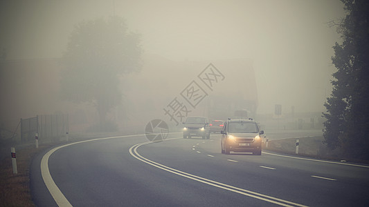 汽车在雾中的路上 秋季景观冬季危险的道路交通运动旅行车辆头灯运输挡风玻璃天气预报薄雾季节图片