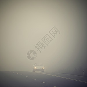 汽车在雾中的路上 秋季景观冬季危险的道路交通阴霾碰撞头灯挡风玻璃速度车辆季节运动运输预报图片