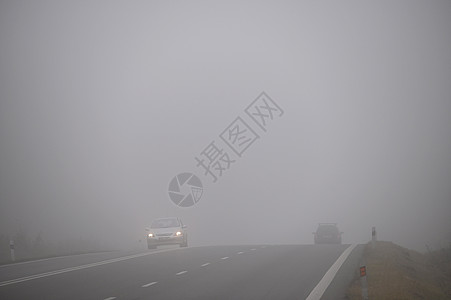 汽车在雾中的路上 秋季景观冬季危险的道路交通阴霾沥青街道挡风玻璃碰撞头灯运输旅行速度季节图片