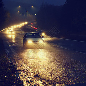 汽车在雾中的路上 秋季景观冬季危险的道路交通旅行大灯碰撞头灯车辆薄雾季节挡风玻璃天气下雨图片
