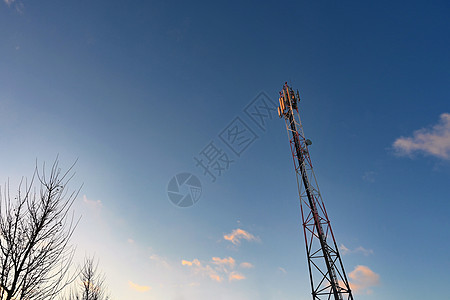 电信塔操纵电视天线无线技术无线技术互联网信号电磁细胞微波网络桅杆上网蓝色电话图片