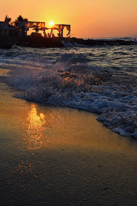美丽的夏日海边日落 海滩上的迷人风景 波浪和太阳的反射 假期和假期旅行的背景 希腊克里特岛全景阳光棕榈地平线天堂天空热带海洋橙子图片