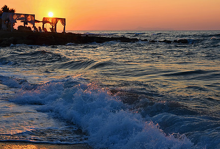 美丽的夏日海边日落 海滩上的迷人风景 波浪和太阳的反射 假期和假期旅行的背景 希腊克里特岛全景天空热带冲浪蓝色地平线海浪天堂橙子图片
