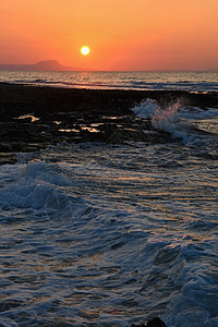 美丽的夏日海边日落 海滩上的迷人风景 波浪和太阳的反射 假期和假期旅行的背景 希腊克里特岛全景天堂地平线海岸热带橙子天空阳光海洋图片