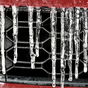 车上漂亮的冰柱 道路上汽车冬季和危险冬季交通的概念驾驶车辆气候季节镜子挡风玻璃旅行冰镇天气窗户图片
