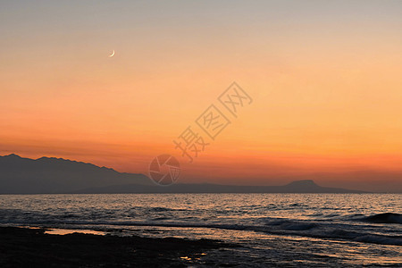 美丽的夏日海边日落 海滩上的迷人风景 波浪和太阳的反射 假期和假期旅行的背景 希腊克里特岛阳光海浪海岸蓝色冲浪地平线橙子棕榈天空图片