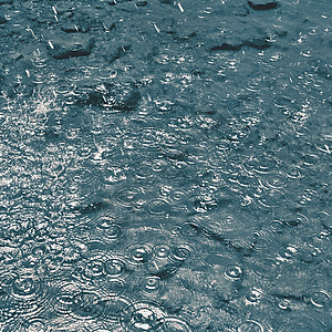 雨 与恶劣天气的美好的抽象背景 雨滴落入水中天空池塘沥青飞溅反射下雨大雨涟漪液体波纹图片