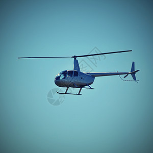直升机对着蓝天飞行刀刃旅游引擎天空天线运输救护车转子蓝色运动图片