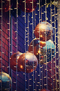 五颜六色的圣诞节装饰 寒假和圣诞树上的传统装饰品 照明链季节性背景的蜡烛假期玩具庆典金子季节松树星星风格丝带卡片图片