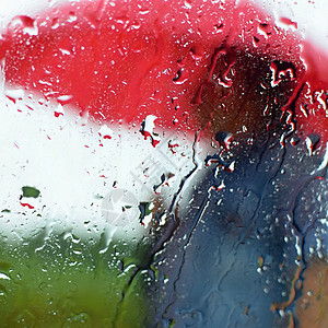 一个人在雨中打伞 下降和经典的秋季恶劣天气 有雨的季节性背景图片