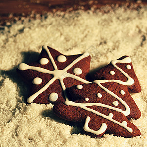 圣诞树和雪花 美丽的圣诞糖果 手工装饰 自制的姜饼星星蛋糕季节装饰品烘烤肉桂小吃食物木头装潢图片