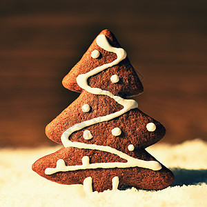 圣诞树和雪花 美丽的圣诞糖果 手工装饰 自制的姜饼甜点食物木头芳香季节烹饪蛋糕装潢肉桂假期图片