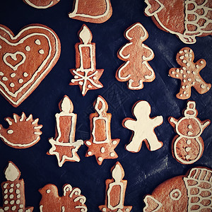 圣诞节自制的姜饼饼干 圣诞时间做烘烤时的喜好概念饼干乡村雪花星星假期卡片香料桌子传统木头图片