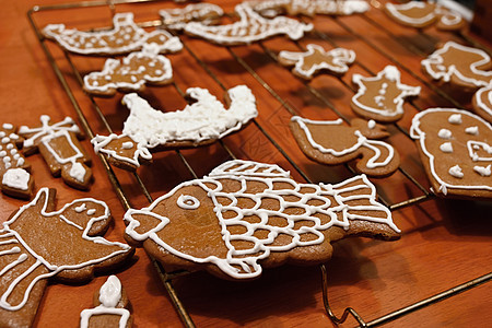 圣诞节自制的姜饼饼干 圣诞时间做烘烤时的喜好概念木头橙子乡村肉桂桌子假期卡片房子手工雪人图片