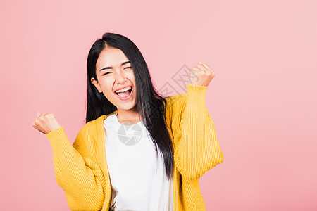 女人站着胜利 惊异地尖叫着优胜者惊喜喜悦粉色幸福女孩销售乐趣女性快乐图片