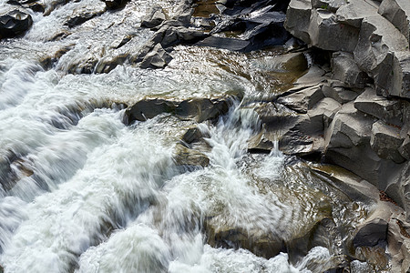 山河 含模糊水的河流紧闭运动环境浅滩场景溪流森林自然石头流动岩石图片