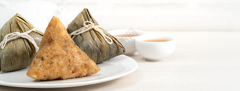 松子 龙船节的大米卷 在明亮木制桌布背景下庆典茶壶食物汽船竹子假期叶子桌子传统美食图片