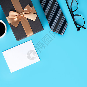 父亲节礼物 最顶尖的观赏设计概念 是用蓝底卡片来表达假日贺礼想法咖啡礼物盒平铺领带盒子家庭蓝色杯子丝带绅士图片