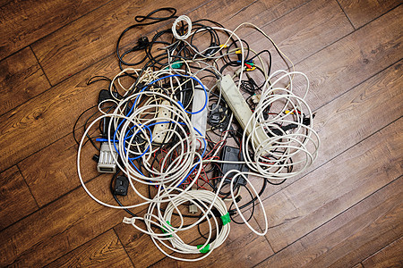 地板上埋着一连串不必要的电线科学迷宫活力赔率电子产品橡皮垃圾工具网络电缆图片