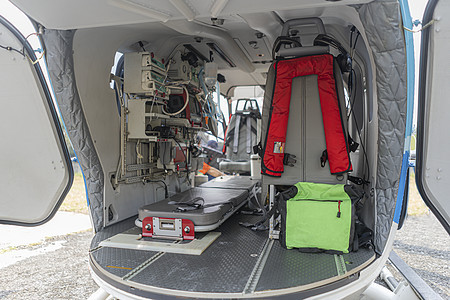 安装在医疗直升机内的医疗设备 用于紧急疏散事故情况技术救护车药物护士飞行药品空气飞机图片