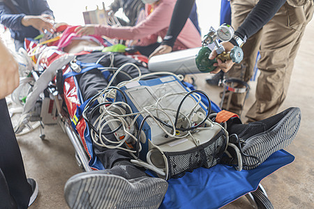 护理人员在紧急事故中使用心电波检测器的培训器材电极诊所技术疾病急救监视器心电图救援服务图片