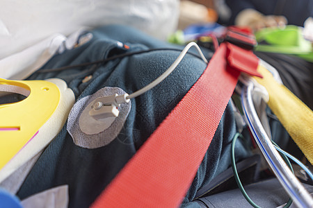 护理人员在紧急事故中使用心电波检测器的培训医学乐器技术帮助急救情况男人疾病心电图服务图片