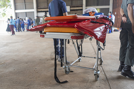 病人运输担架装在地面上生命医生卫生急救救护车援助保健帮助护理人员安全图片