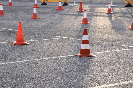 在沥青上排成一排的交通锥警告信号会场工作安全边界道路危险司机路基图片