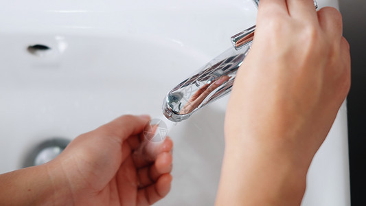 妇女用肥皂洗手和在水龙头下洗手流感医院微生物酒店浴室细菌气泡手指洗澡消毒图片