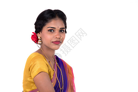 白色背景中穿着传统印度纱丽的美丽印度年轻女孩身体橙子首饰项链快乐节日女士微笑女性裙子图片