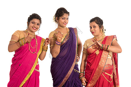 传统美丽的印度年轻女孩穿着纱丽在白色背景上摆姿势女士女性文化节日冒充快乐项链手势优美裙子图片